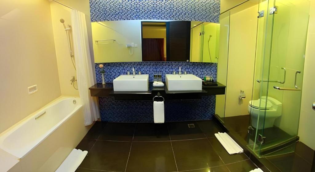 Grand Basko Hotel Padang  Esterno foto